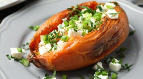 Cartofi dulci copți, umpluți cu brânză feta și ceapă verde