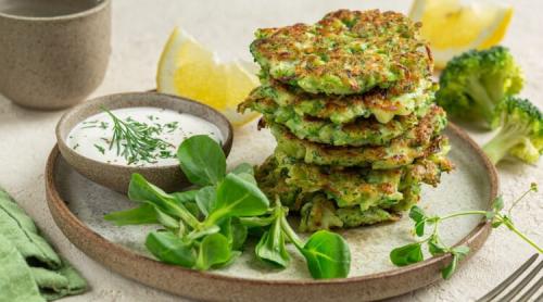 Chiftele de broccoli cu sos de iaurt și lămâie. O gustare plină de vitamine
