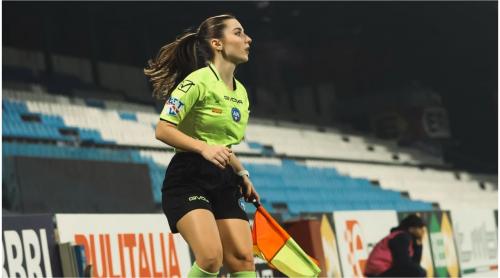 Cine este Giuliana, arbitra care i înnebunește pe fani, pe stadioane. Are 23 de ani și a terminat o facultate de prestigiu