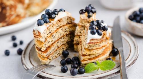 Clătite americane cu mac, servite cu afine și cremă de iaurt