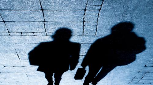 Cum au inventat doi soți din Satu Mare o rețea de spionaj pentru a stoarce zeci de mii de euro de la românii creduli. Victimele făceau „filaje” în parcări și în fața unor instituții publice