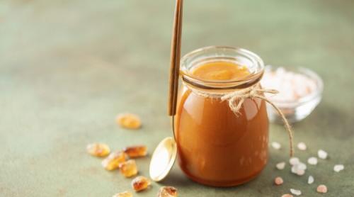 Cum să caramelizezi corect zahărul: sfaturi esențiale și greșeli de evitat