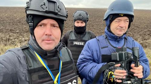 Cum se trăiește pe frontul din Ucraina. Relatările lui Alex Costache, jurnalistul TVR care a mers de 13 ori în mijlocul războiului: „Se auzeau obuzele cum vâjâiau în aer. Cădeau la 500 de metri de locul unde ne aflam”