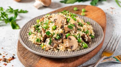 Cușcuș cu ciuperci sotate și mazăre. Rețetă simplă pentru un prânz savuros, de post