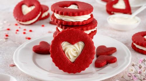 Fursecuri fragede cu cremă fină. Rețetă de mărțișoare dulci