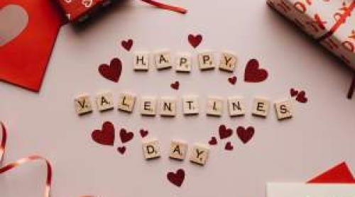 Idei de cadouri pentru Valentine’s Day 2026. Cum îți poți surprinde iubita pe 14 februarie cu bani puțini