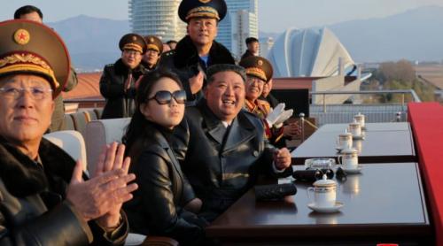 Kim Jong Un a făcut o pe fiica lui de 13 ani șefa programului de rachete nucleare. Primește rapoarte de la generali și dă ordine