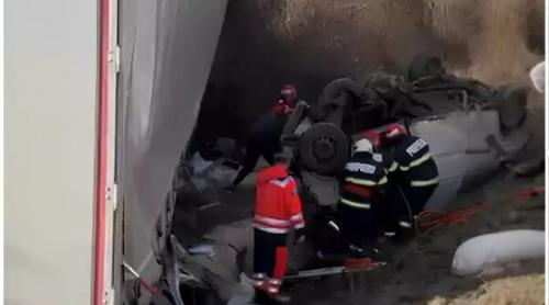 Moartea a făcut prăpăd în Caraș Severin. Trei persoane au murit după ce un TIR și un microbuz s au ciocnit violent