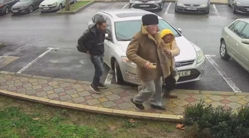 Momentul în care doi pensionari sunt jefuiți pe stradă, în Cernavodă, de cei 13.000 lei abia împrumutați de la Casa de Ajutor Reciproc