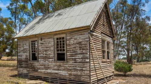 O clădire grav degradată, fără apă și curent, a fost scoasă la vânzare cu 145.000 de dolari și oamenii sunt foarte interesați de ea