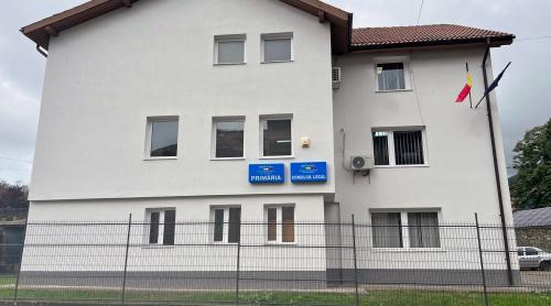 O comună din Transilvania cu terenuri bogate în metale prețioase a ajuns datoare la stat cu peste 8 milioane de lei. ANAF vrea să scoată la vânzare sediul primăriei