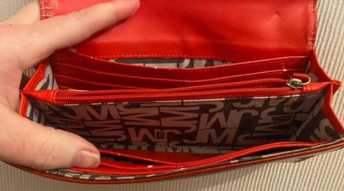 O femeie a cumpărat cu 3 lei un portofel dintr un second hand. L a deschis când a ajuns acasă și a rămas impresionată de ce a găsit