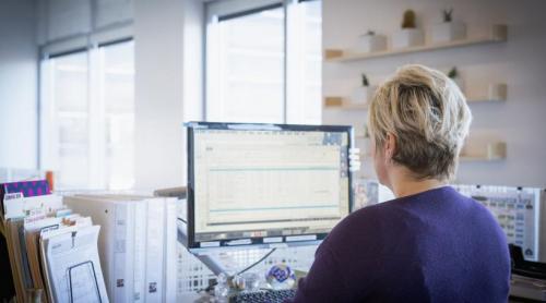 O femeie care aștepta de ani o promovare a aflat că firma i a dat postul unei tinere de 25 de ani. Apoi i s a spus să o instruiască