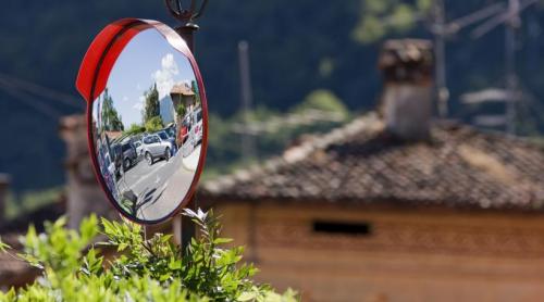 O femeie obsedată de Feng Shui a provocat o mulțime de accidente, pentru că tot muta oglinda de trafic din cartier ca să aibă armonie 