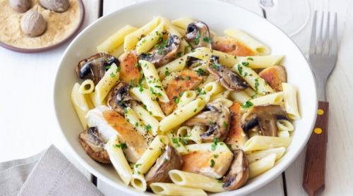 Penne cu pui și ciuperci în sos cremos. Un preparat simplu și hrănitor