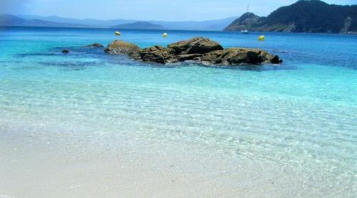 Plaja desemnată cea mai frumoasă din lume se află în Europa. Paradisul cu ape turcoaz și nisip alb, la prețuri neașteptat de mici