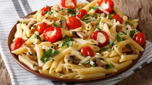 Salată de paste cu ciuperci, roșii cherry și ardei umpluți cu brânză