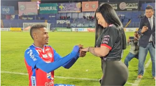 Și a cerut iubita în căsătorie în public, dar ce a urmat peste trei zile i a șocat pe mulți