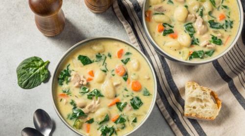 Supă cremoasă de pui cu gnocchi și spanac. Rețetă perfectă pentru o masă hrănitoare