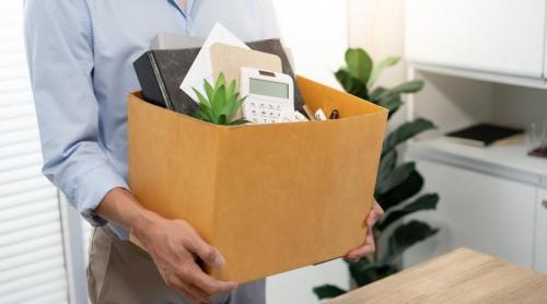 Un bărbat a fost concediat după 3 zile pentru că n a vrut să dea mâna cu șefa lui. Acum primește compensație de 34.000 de euro