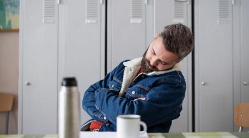 Un bărbat a fost concediat pentru că a adormit la birou. A dat în judecată firma și a primit toate salariile restante și compensații