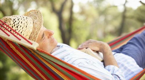 Un pensionar cu venit modest s a mutat într o țară unde chiria e 100 € pe lună și mâncarea costă 2 € pe zi. Acum face și economii