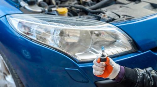 Un pensionar s a dus cu mașina la service să schimbe un bec. A aflat că l costă 3.000 de euro