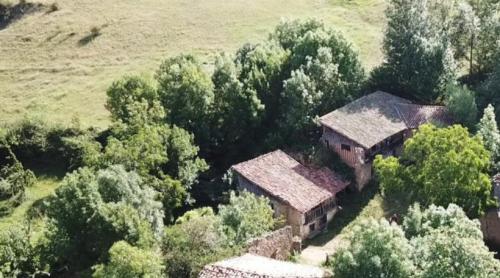 Un sat întreg din Spania se vinde la reduceri, cu 380.000 de euro. Are 10 case, un schit și o poveste interesantă