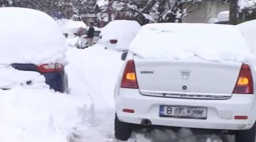 Un șofer a rămas blocat în zăpadă de la 3 dimineața pe o stradă din București. A pus mașina pe avarii, a încuiat o și a plecat acasă