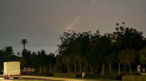 28 de elevi din Focșani și profesoarele lor, blocați în Dubai după închiderea spațiului aerian