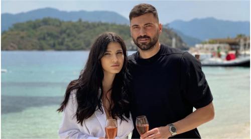 Adrian Ropotan, moment special față de partenera sa de viață. Sunt împreună de 15 ani, dar gesturile de gentleman nu au fost lăsate deoparte