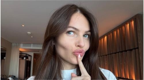 Cea mai frumoasă fată din lume s a logodit la 20 de ani de la fotografia iconică: ”Da celui mai bun prieten”