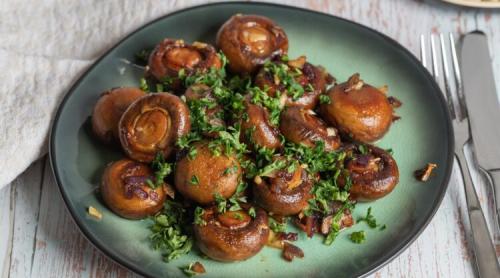 Ciuperci la cuptor cu usturoi verde. Rețetă de post simplă