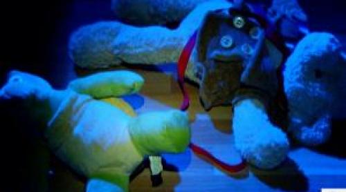 Coșmarul unei fetițe de 9 ani, bătută şi pusă la muncă de mamă şi de iubitul ei. Autorităţile, complice