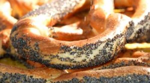 Covrigii şi merdenelele de la patru producători, la analize de laborator. Care sunt "surprizele"