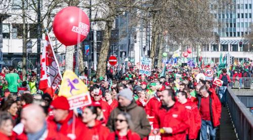 Creșterea vârstei de pensionare la 67 de ani scoate în stradă zeci de mii de oameni în inima UE. Zboruri anulate pe două aeroporturi