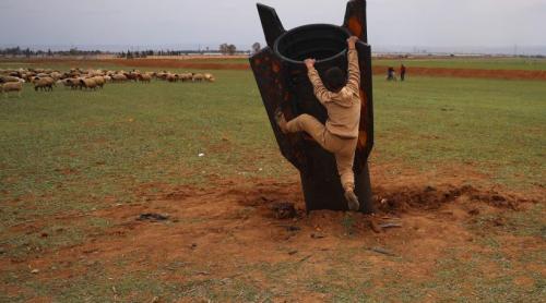 Imagini spectaculoase cu o rachetă iraniană căzută între oi, pe un câmp din Siria. Copiii s au cățărat pe ea