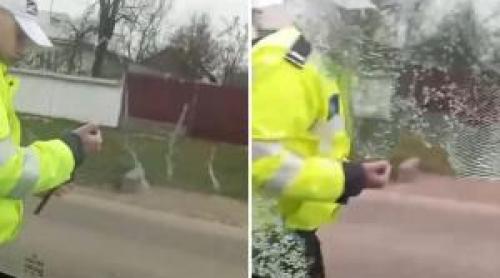 Momentul în care poliţiştii din Botoşani scot cu forţa din maşină un bărbat cu permis "de suveran"