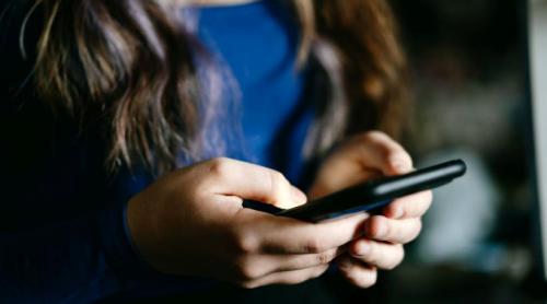 O fată din Olt s a amenințat singură pe Facebook și a dat vina pe un profesor. A sunat la 112, dar lucrurile nu au decurs cum spera