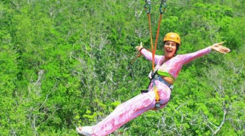 O femeie care lua bani de la Casa de Pensii pe motiv că era prea bolnavă ca să iasă din casă a fost prinsă în tiroliană, în Mexic