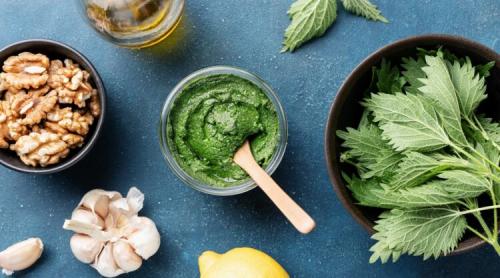 Pesto de urzici cu nuci. Rețeta unui sos vibrant și plin de nutrienți