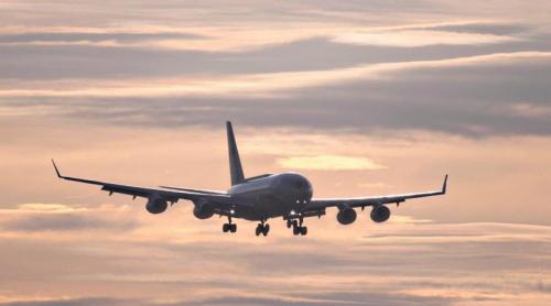 Primul avion cu pasageri care pleacă din Emirate. Și Israelul deschide parțial spațiul aerian pentru avioane civile