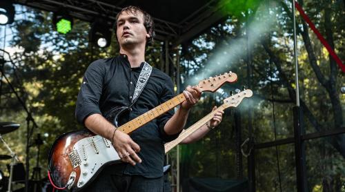 „Probabil că o să mor pe scenă”   Interviu cu cel mai tânăr solist și fondator al unei trupe rock din România