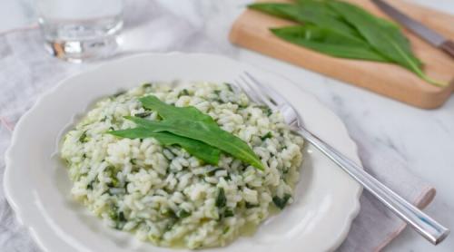 Risotto cu leurdă. Un preparat cremos, aromat și profund primăvăratic
