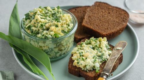 Salată de ouă fierte cu leurdă și brânză, pentru gustări delicioase de primăvară