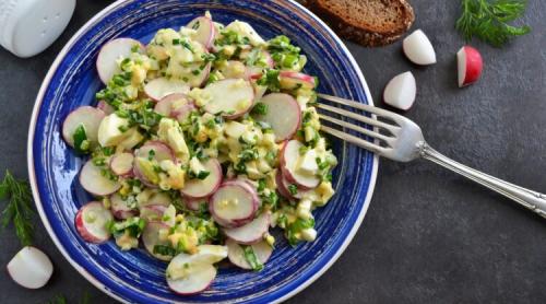 Salată de ridichi cu ouă fierte, leurdă și dressing de iaurt