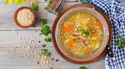 Supă de ciuperci cu morcovi, țelină apio și orz perlat