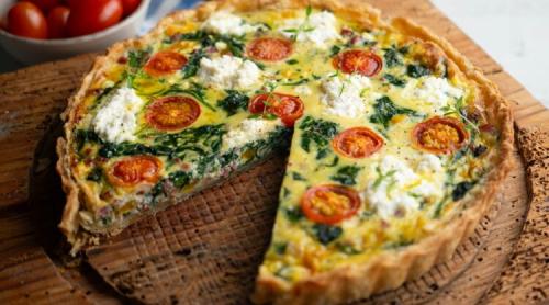 Tartă sărată cu spanac, roșii cherry și brânză. Rețeta unui aperitiv spectaculos