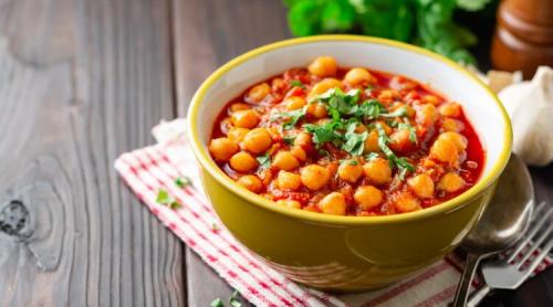 Tocăniță de năut în sos de roșii. Mâncare de post sățioasă