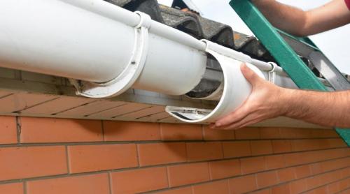 Trei români din Germania i au cerut unui bătrân de 90 de ani 4.000 de euro pentru nici două ore de muncă. Au fost arestați 